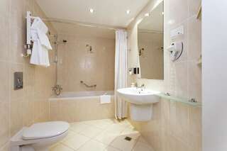 Отель Qubus Hotel Legnica Легница Двухместный номер «Комфорт» с 1 кроватью и ванной-1
